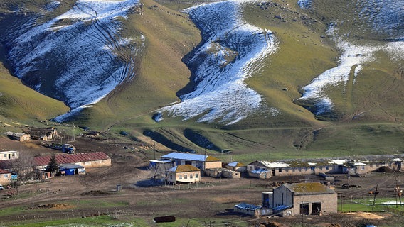 Das Dorf Lahic an den Hängen des Kaukasus-Gebirges.  