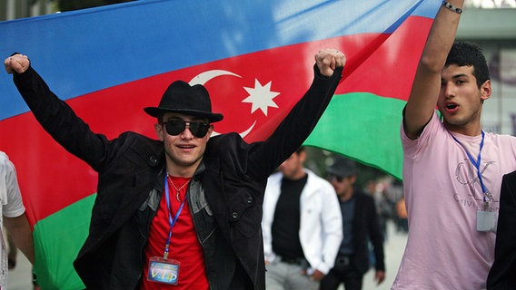 Aserbaidschaner feiern ihrer Hauptstadt Baku den ESC-Sieg von Ell / Nikki.  