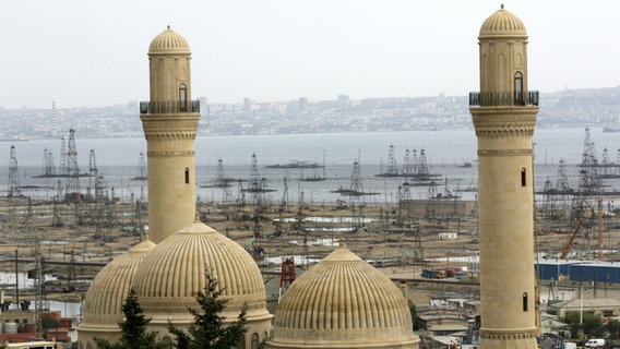 Die Bibi-Heybat-Moschee in der aserbaidschanischen Hauptstadt Baku.  