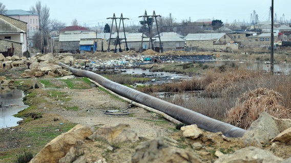 Eine Ölpipline verläuft mitten durch ein Wohngebiet in Baku.  