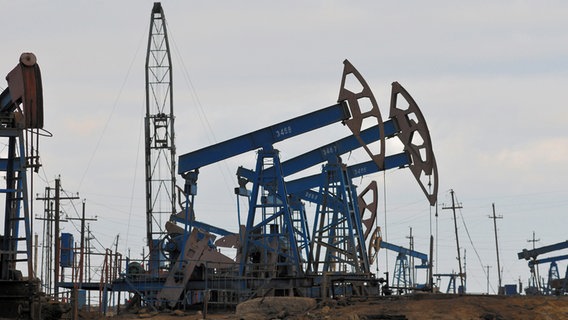 Ein Ölfeld mit Pumpen im Küstengebiet von Baku.  