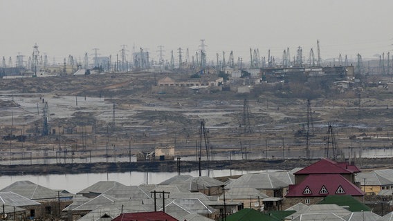 Ein Ölfeld in Baku in unmittelbarer Nähe zu einem Wohngebiet.  