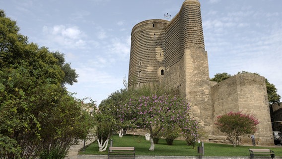 Der Jungfrauenturm oder auch Mädchenturm in Baku.  