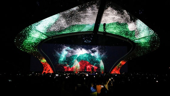 Die ESC-Bühne in Kiew wird in den Landesfarben beleuchtet, hier: Bulgarien. © eurovision.tv Foto: Thomas Hanses