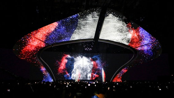 Die ESC-Bühne in Kiew wird in den Landesfarben beleuchtet, hier: Frankreich. © eurovision.tv Foto: Thomas Hanses