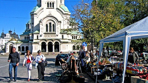 Passanten besuchen den Flohmarkt in der Nähe von Sofias  Aleksander-Nevski-Kathedrale. © picture-alliance Foto: Alexandra Frank