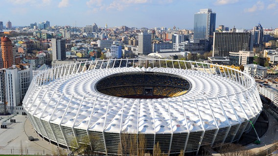 Das Kiewer Olympiastadion vor der Skyline der ukrainischen Hauptstadt. © Picture-Alliance / ZB Foto: Jens Kalaene