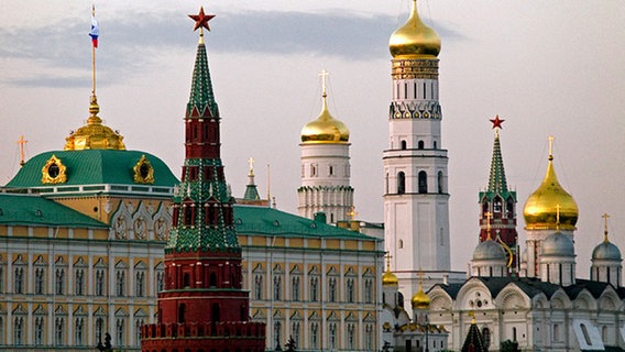 Moskau: Blick auf die Türme des Kreml © dpa Foto: Björn Steinz