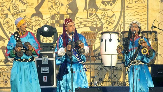 Eine Musikgruppe tritt beim marokkanischen Gnaoua-Festival auf. © dpa Foto: Michael Riehler