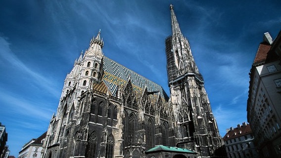 Blick auf das Wahrzeichen in Wien: den Stephansdom © picture-alliance / dpa Foto: Michele Limina