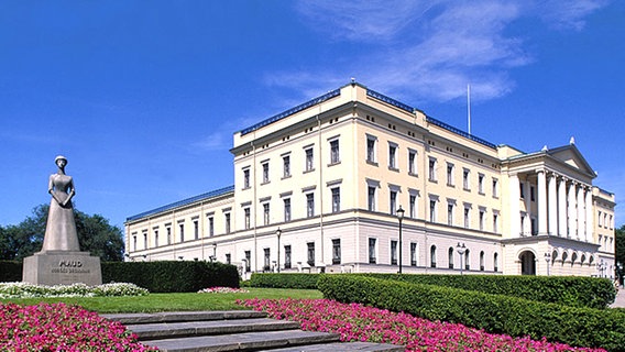 Königsschloss in Oslo mit Statue der Königin Maud  Foto: Giulio Bolognesi