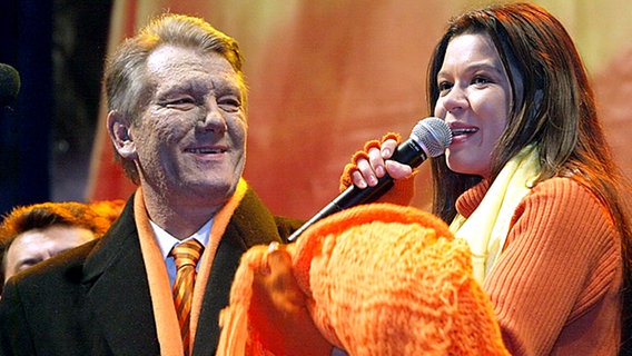 Die Grand Prix Siegerin Ruslana unterstützte während der Orangenen Revolution in der Ukraine den Präsidentschaftskandidaten Viktor Juschtschenko im Dezember 2004 in Kiew. © dpa/picture alliance epa Sergey Dolzhenko 