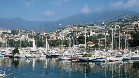Segelboote und Yachten in Hafen von San Remo, Italien © picture-alliance / dpa Foto: Barone