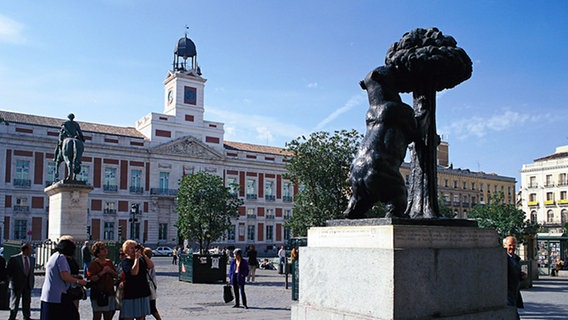 Das Madrider Emblem: der Bär und der Baum-Madroño an der Madrider Puerta del Sol. © Turespaña-Frankfurt 