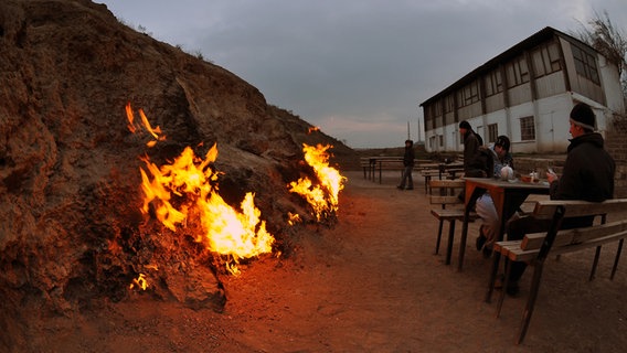 Aserbaidschan, der brennende Berg Yanardag bei Baku © picture alliance / ZB Foto: Matthias Tödt