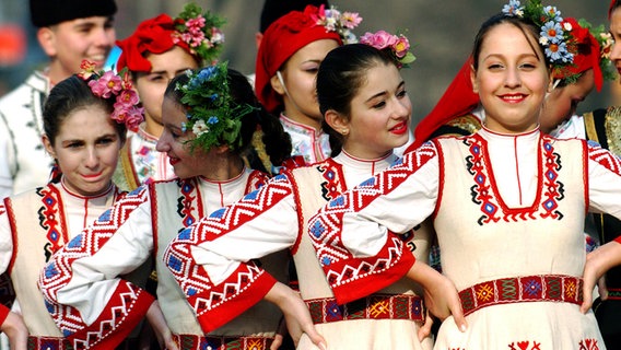 Bulgarische Mädchen in folkloristischen Kleidern © picture-alliance/ dpa Foto: Landov 2870667 (061231)