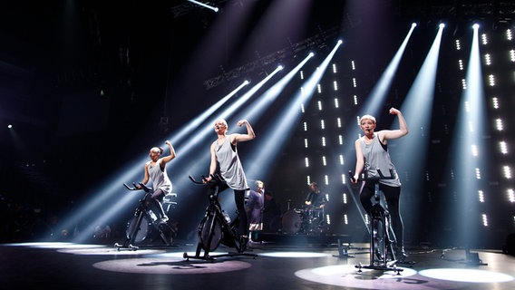 Die Teilnehmer Laing beim deutschen ESC-Vorentscheid bei der Probe auf der Bühne © NDR Foto: Rolf Klatt