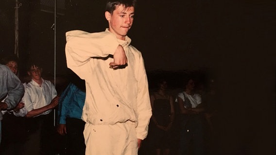 Bürger Lars Dietrich tritt 1987 in einem beigen Trainingsanzug mit einer Breakdance-Einlage auf einer Jugendweihe in Potsdam auf. © privat 