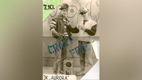 Bürger Lars Dietrich und ein Freund posieren in den 80er-Jahren für einen Flyer ihrer Hip-Hop-Posse "Crazy Feif". © privat 