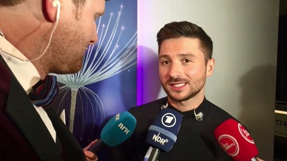 Stefan Spiegel von eurovision.de im Interview mit Sergey Lazarev © NDR 