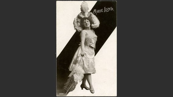Der britische Music-Hall-Star Marie Lloyd in einem weißen Kostüm mit Federhut. © picture alliance / Mary Evans Picture Library 