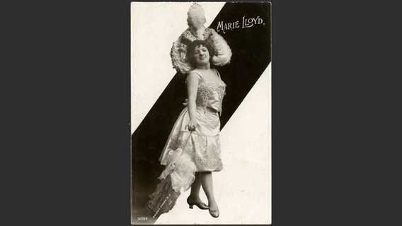 Der britische Music-Hall-Star Marie Lloyd in einem weißen Kostüm mit Federhut. Der britische Music-Hall-Star Marie Lloyd in einem weißen Kostüm mit Federhut. © picture alliance / Mary Evans Picture Library
