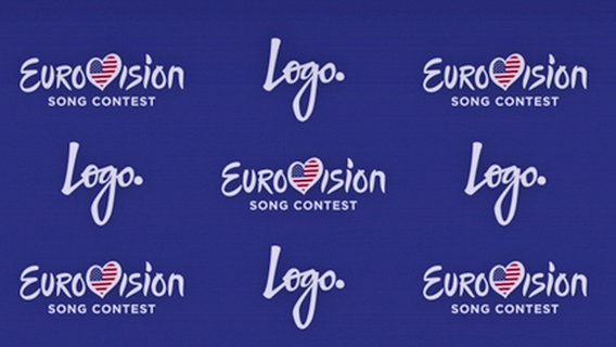 Auf einer Tafel sind das Eurovisions-Logo mit US-Flagge sowie das Logo des US-Senders Logo TV zu sehen. © EBU/Logo TV 