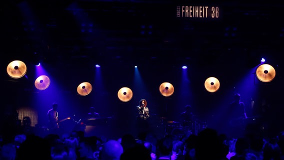 Louisa steht beim ESC-Clubkonzert auf der Bühne der Großen Freiheit 36 in Hamburg. © NDR Foto: Rolf Klatt