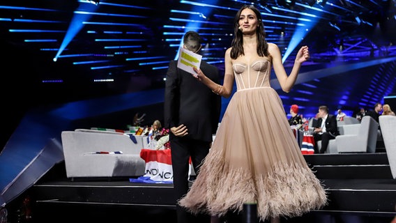 Lucy Ayoub auf der Bühne bei Finale vom Eurovision Song Contest © eurovision.tv Foto: Thomas Hanses
