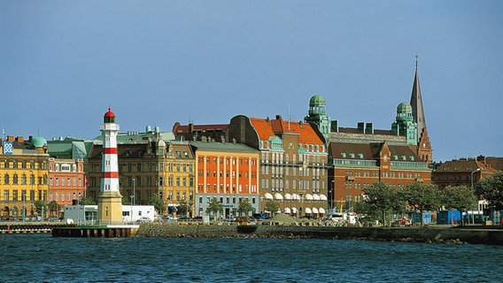 Häuserfront und Leuchtturm am inneren Hafen von Malmö.  Foto: Michael Riehle