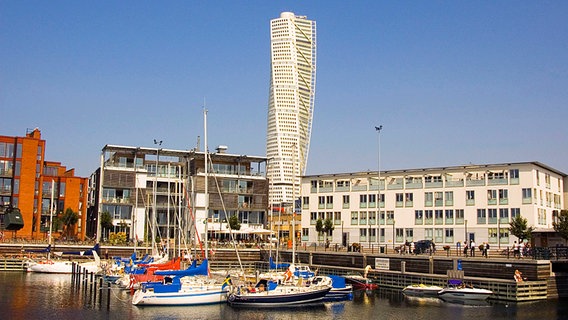 Der spektakuläre "Turning Torso" in Malmö - zu deutsch "drehender Rumpf" - ist Schwedens höchstes Gebäude. © dpa Foto: G. Lenz