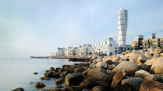Häuser und das Gebäude "Turning Torso" an der Küste von Malmö © imagebank.sweden.se Foto: Justin Brown