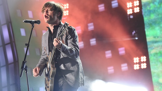 Mando Diao singt auf der Bühne. © NDR Foto: Uwe Ernst