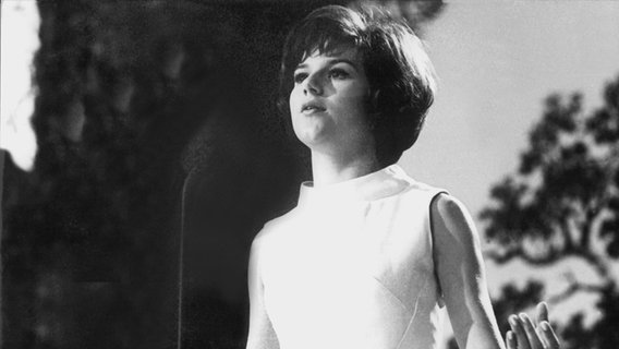 Schlagersängerin Peggy March belegte mit ihrem Hit "Mit 17 hat man noch Träume" am 12. Juni 1965 den ersten Platz beim Deutschen Schlagerfestival in Baden-Baden und wurde über Nacht zum Star. © dpa - Bildarchiv Foto: Fischer