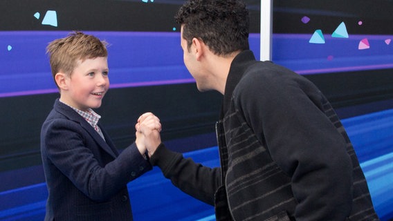 Basim und Christian auf dem blauen Teppich. © DPA Bildfunk Foto: Jörg Carstensen