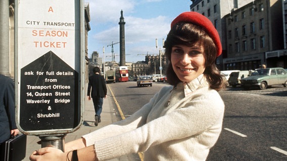 Die deutsche Grand-Prix-Teilnehmerin Mary Roos am 25.3.1972 bei einem Bummel durch Edinburgh. © picture alliance/dpa 