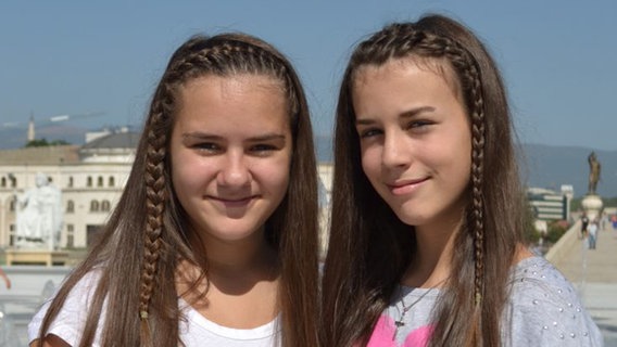 Die Sängerinnen Ivana Petkovska und Magdalena Aleksovska, Teilnehmerinnen Mazedoniens beim Junior ESC in Bulgarien 2015 © MRT 