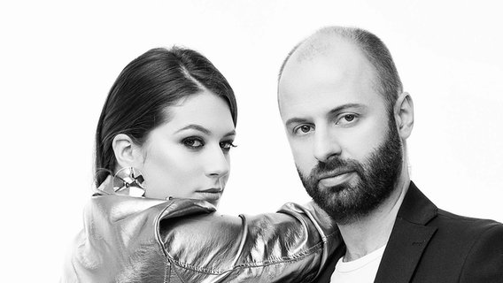 Marija Ivanovska (li.) und Bojan Trajkovski sind das Duo Eye Cue und Mazedoniens ESC-Teilnehmer 2018. Marija Ivanovska (li.) und Bojan Trajkovski sind das Duo Eye Cue und Mazedoniens ESC-Teilnehmer 2018. © Eye Cue