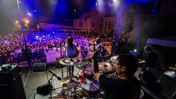 Die mazedonische Band Eye Cue spielt auf einer Festival-Bühne. © Eye Cue Foto: Gjorgji Kostovski Photography