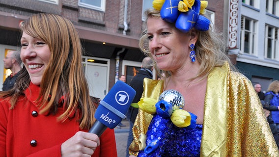 Videobloggerin Sandra Hofmann unterhält sich in Amsterdam mit einem schwedischen ESC-Fan. Foto: NDR/Patricia Batlle © NDR Foto: Patricia Batlle