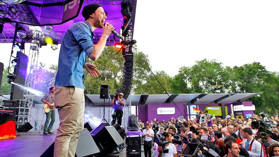 Roman Lob singt auf der Big 5 Party in Baku. © NDR Foto: Rolf Klatt