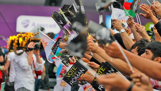 Fans halten Roman Lob-Fähnchen in den Händen. © NDR Foto: Rolf Klatt