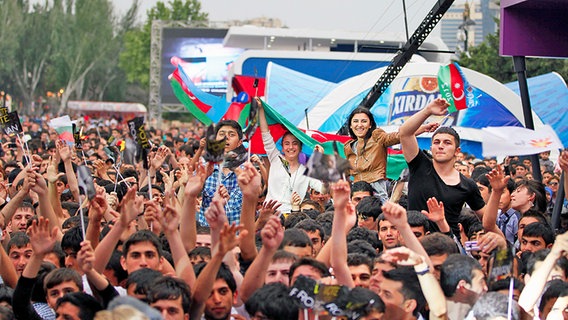 Fans feiern und jubeln auf der Big 5 Party in Baku. © NDR Foto: Rolf Klatt