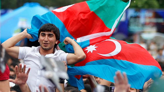 Fans feiern mit Flagge auf einer ESC-Party in Baku. © NDR Foto: Rolf Klatt