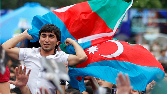 Fans feiern mit Flagge auf einer ESC-Party in Baku. © NDR Foto: Rolf Klatt