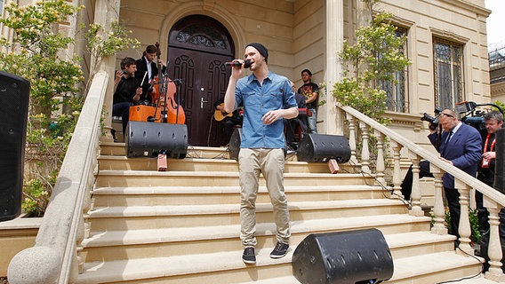 Roman Lob singt auf der Treppe der Deutschen Botschaft in Aserbeidschan © NDR Foto: Rolf Klatt