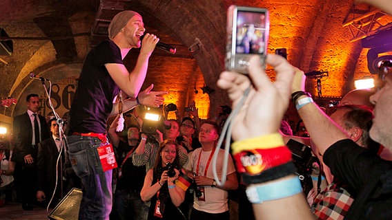 Roman Lob singt auf der deutschen Party in Baku. © NDR Foto: Rolf Klatt