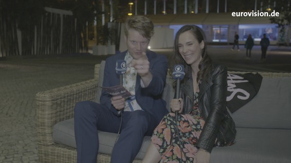 Stefan Spiegel und Alina Stiegler sitzen nebeneinander.  