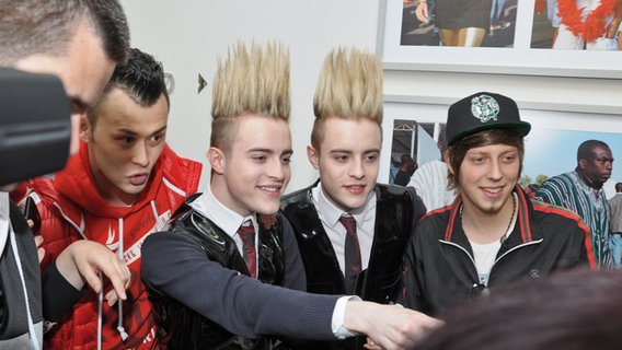 Die Duos Trackshittaz (Österreich) und Jedward (Irland) bei "Eurovision in Concert" in Amsterdam © NDR Foto: Patricia Batlle