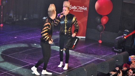 Jedward auf Strumpfsocken bei "Eurovision in Concert" in Amsterdam  